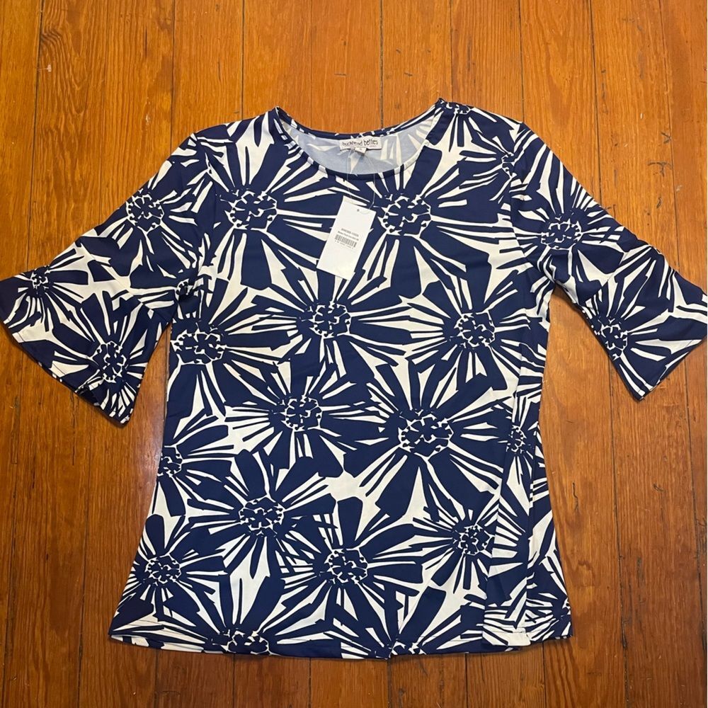 Fun NWT Small Buckhead Bettie’s Navy and White floral top polyester and Lycra